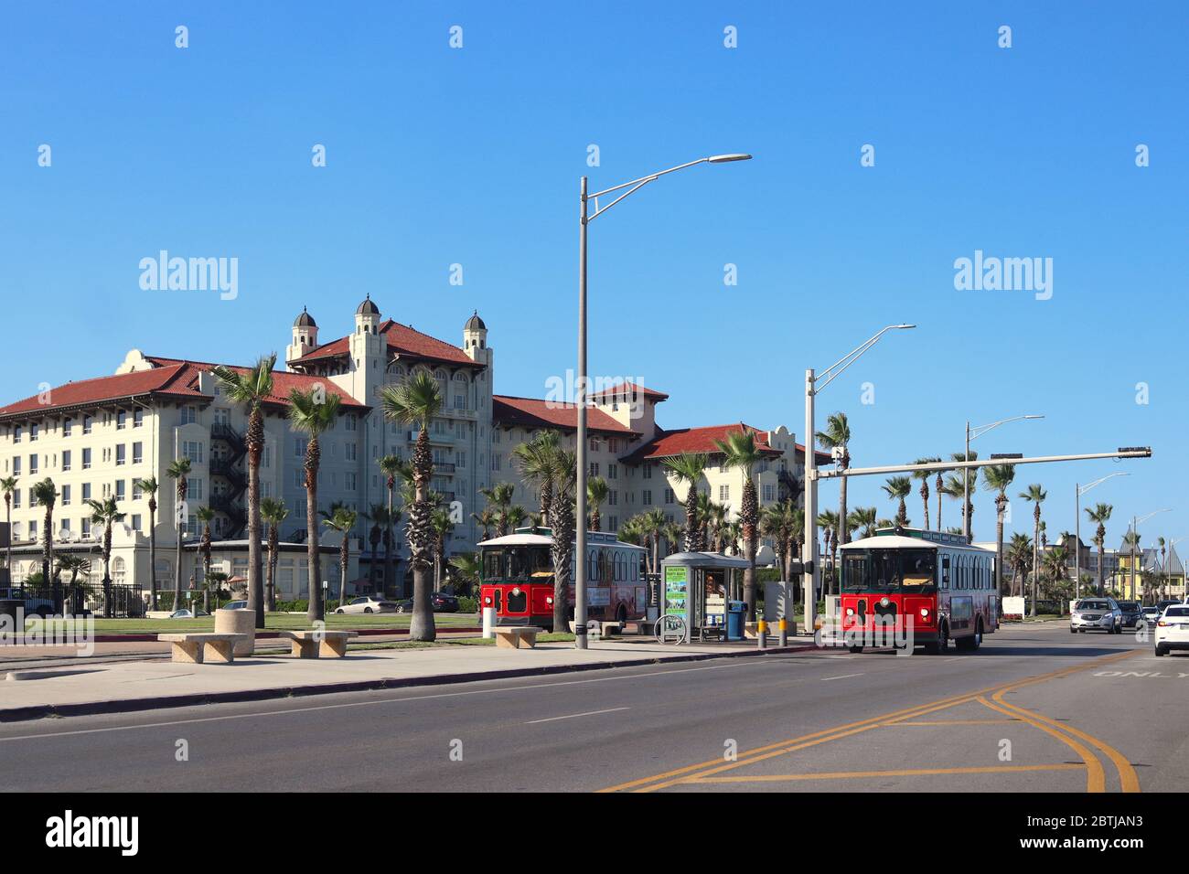 Centro di Galveston, Texas, Stati Uniti. Il Galvez Hotel e i tram dell'isola di Galveston, tram rossi per visitare la città e girare. Foto Stock