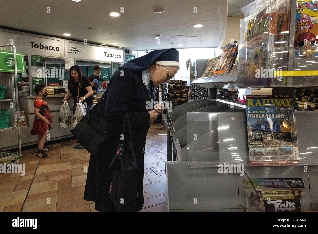 Londra, Regno Unito. 26 maggio 2020. Un Nun cattolico guarda le pagine di oggi del giornale in un supermercato che specula wether Dominic Cummings dovrebbe dimettersi dopo aver violato il blocco. Sud-ovest di Londra, Inghilterra, Regno Unito. Martedì 26 Maggio 2020 Credit: Jeff Gilbert/Alamy Live News Foto Stock