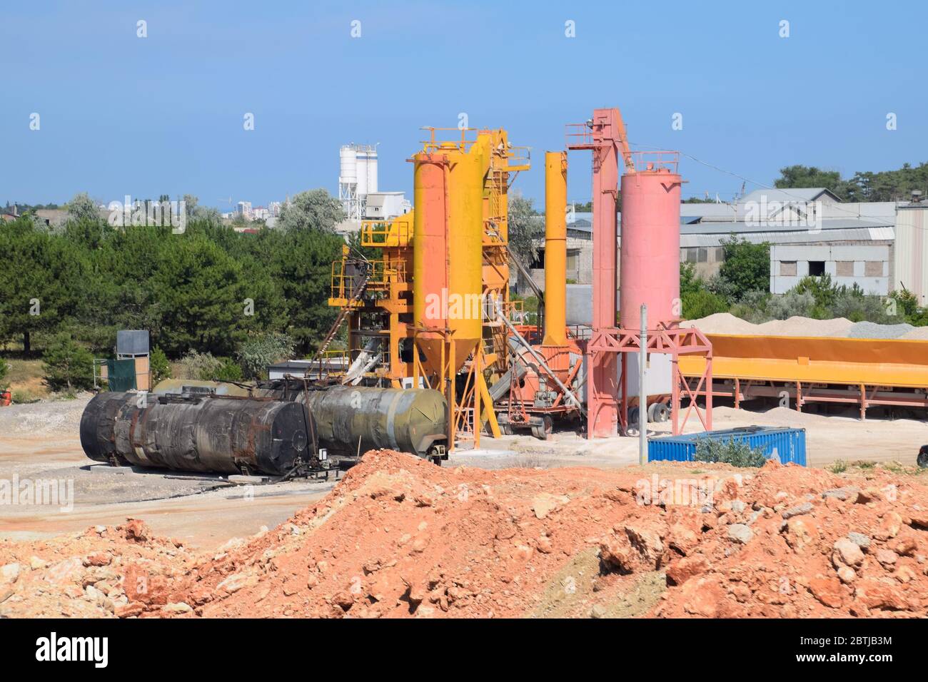 La fabbrica è un whee. Miscelazione di calcestruzzo per miscelatori. Produzione di calcestruzzo. Foto Stock