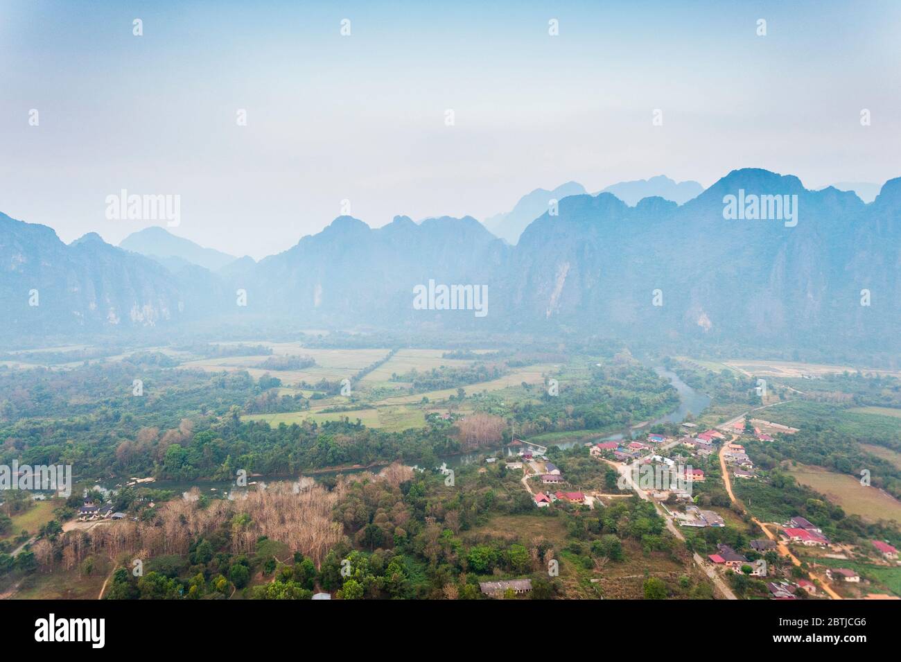 Vista aerea da una mongolfiera sulla città di Vang Vieng, il fiume Nam Song e le montagne calcaree. Vang Vieng, Laos, Sud-est asiatico Foto Stock