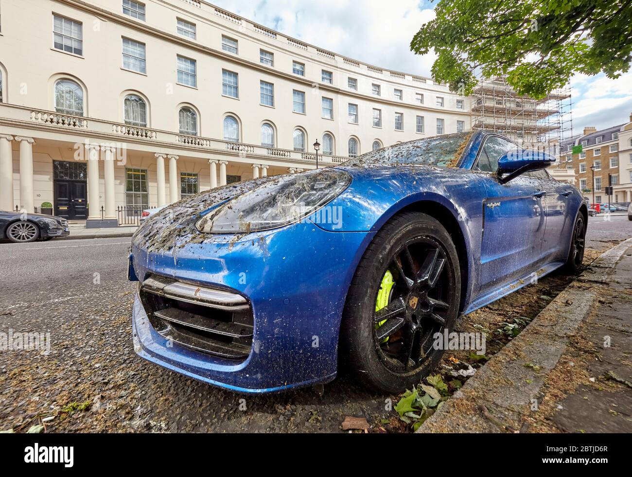 Porsche coperto di sporcizia dagli alberi e uccelli gocciolamenti nel centro di Londra. Foto Stock