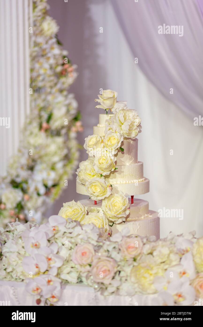 Bianco torta di nozze con fiori e mirtilli Foto Stock