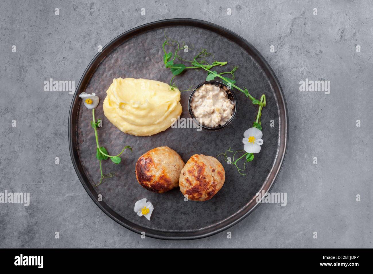 Polpettine di carne di pollo fatti in casa con salsa, purè di patate Foto Stock