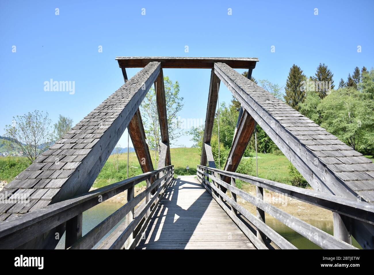 Vecchio ponte di legno sul Sihlsee in Svizzera Foto Stock