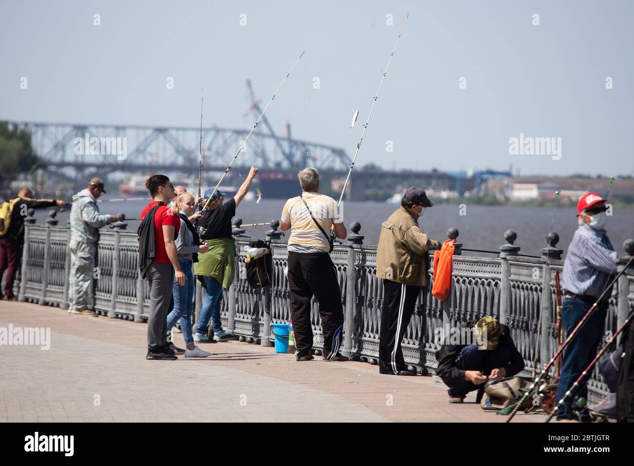 Astrakhan / Russia - 25 maggio 2020: Pescatori sul fiume Volga argine pesci la gente ignora la distanza sociale durante il periodo di quarantena. Foto Stock