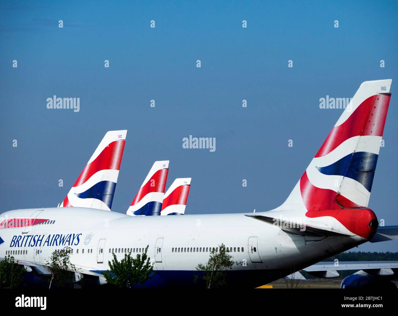 Tailfins degli aerei della British Airways sul terreno all'Aeroporto Internazionale di Bournemouth durante il blocco del coronavirus 2020. Foto Stock