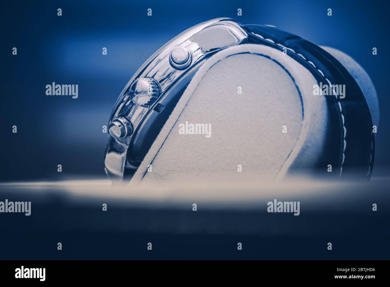 Tema orologio. Orologio manuale di lusso in elegante Box. Luce di livellamento di colore blu scuro. Foto Stock