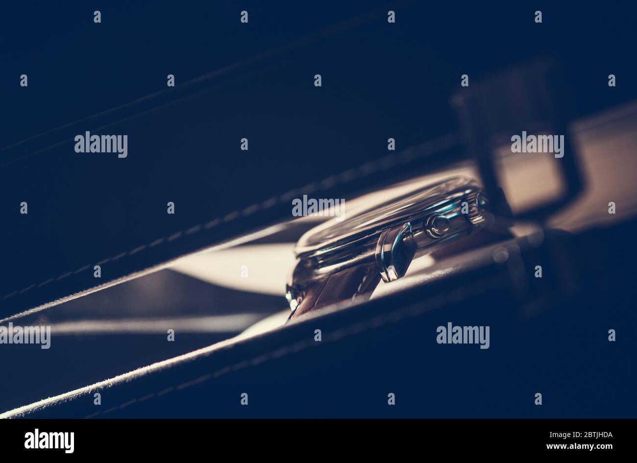 Orologio a mano di lusso all'interno di un elegante box illuminato. Orologio classico. Collezione cronografo. Realizzato Foto Stock