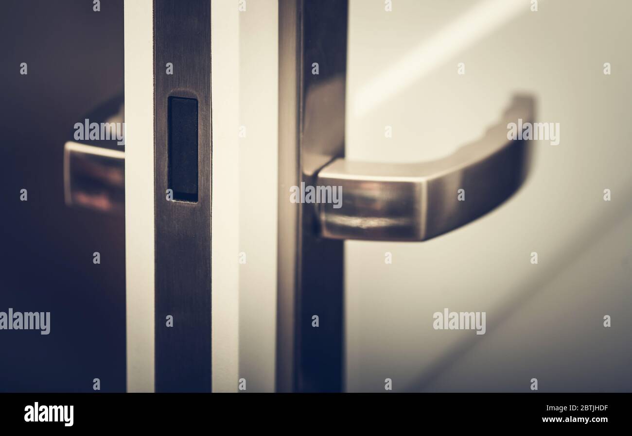 Maniglia della porta e guardare in primo piano Foto. Dettagli delle porte interne residenziali della camera. Foto Stock
