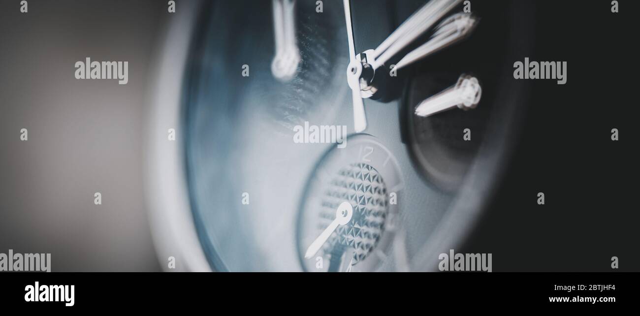 Orologio da polso elegante e di lusso da uomo in profondità di campo. Macro Foto. Settore orologi. Orologio a mano cronometro. Foto Stock