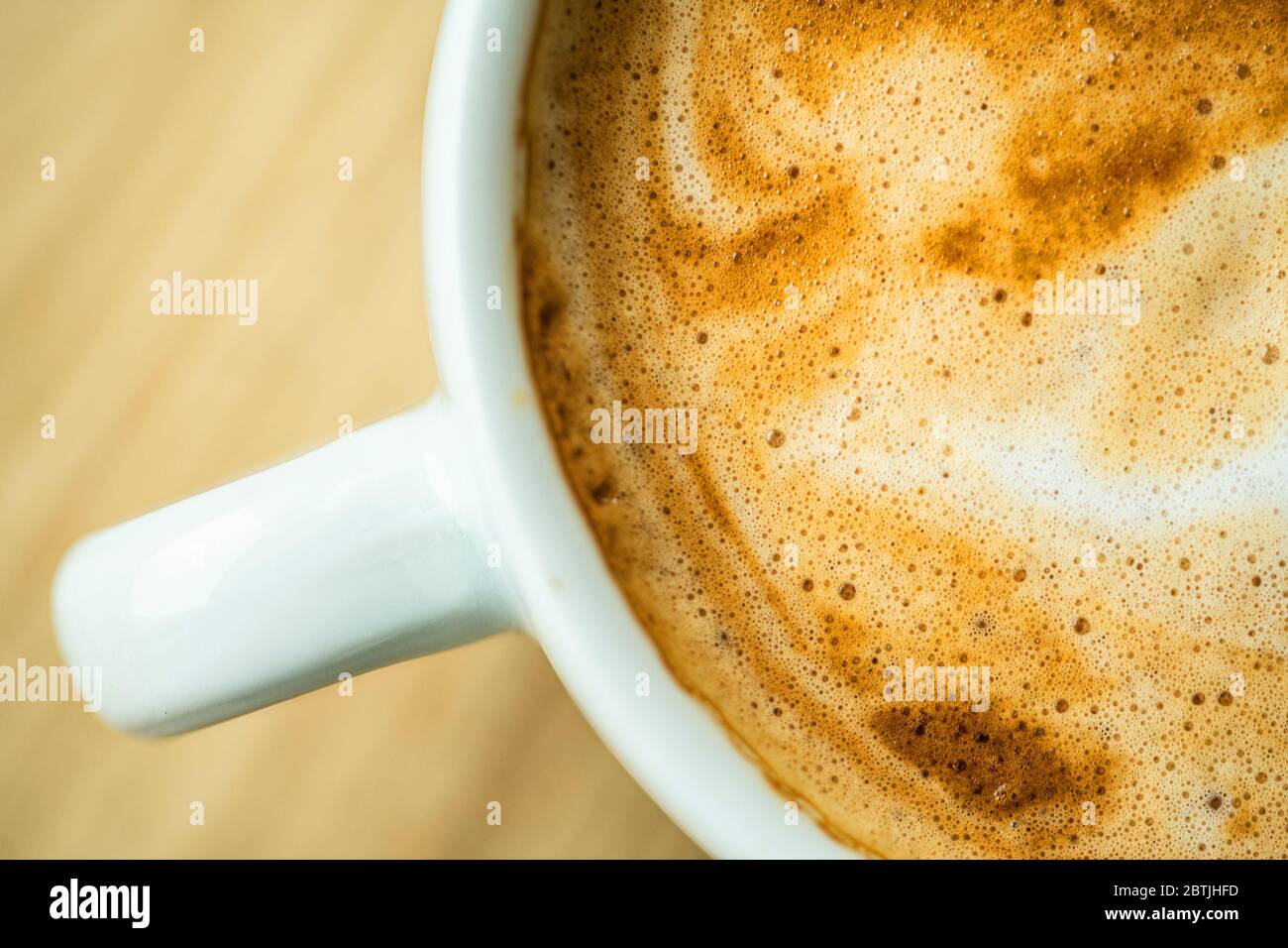 Tema barista. Tazza bianca di cappuccino fresco fatto in schiuma primo piano Foto. Foto Stock