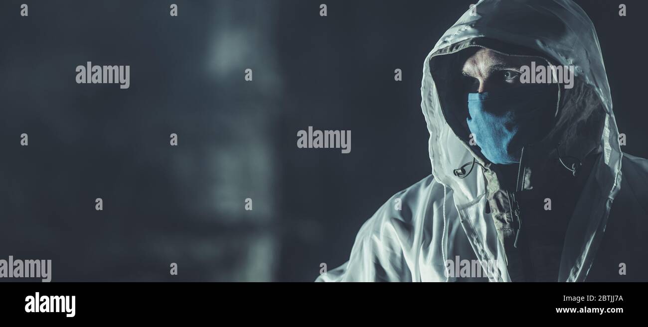 Banner di concetto Pandemico di Covid Virus con uomini in maschera e vestito bianco Hazmat. Spazio copia lato sinistro. Settore sanitario. Foto Stock