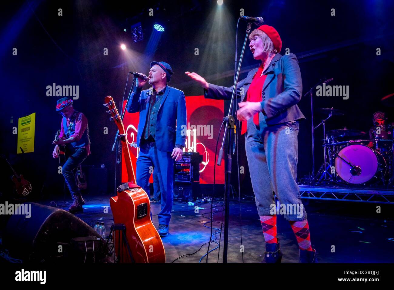 English Folk Rock band Merry inferno in concerto a Skegness, Inghilterra. Foto Stock