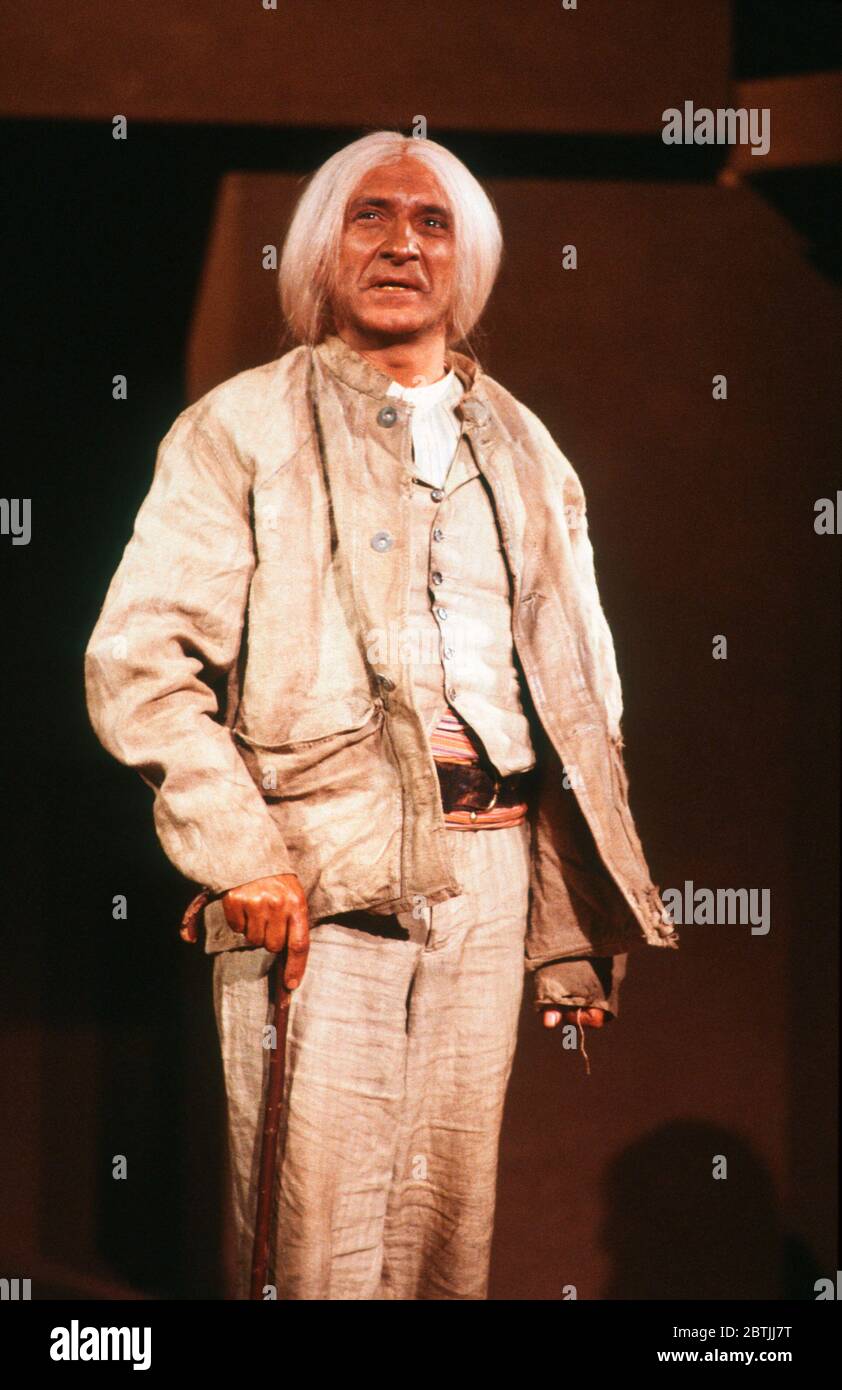 Ben Kingsley (Caracol) in MELONI di Bernard Pomerance alla Royal Shakespeare Company (RSC), The Pit, Barbican Center, Londra EC2 18/12/1985 musica: Guy Woolfenden design: Chris Dyer illuminazione: John Watts regista: Alison Sutcliffe Foto Stock