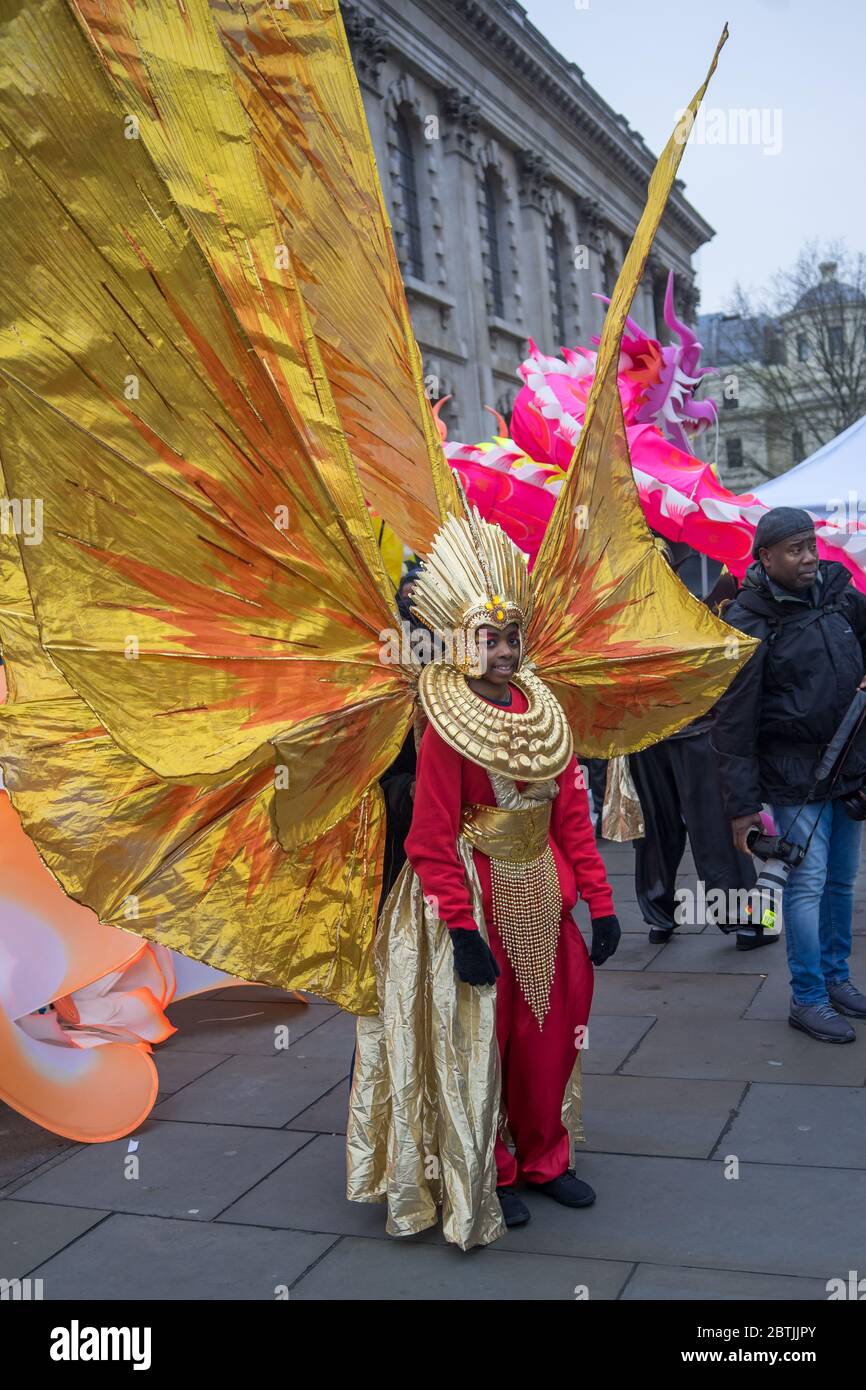 Ragazza in costume da carnevale con ali d'oro. Festa di Capodanno cinese  Parata. Londra Foto stock - Alamy