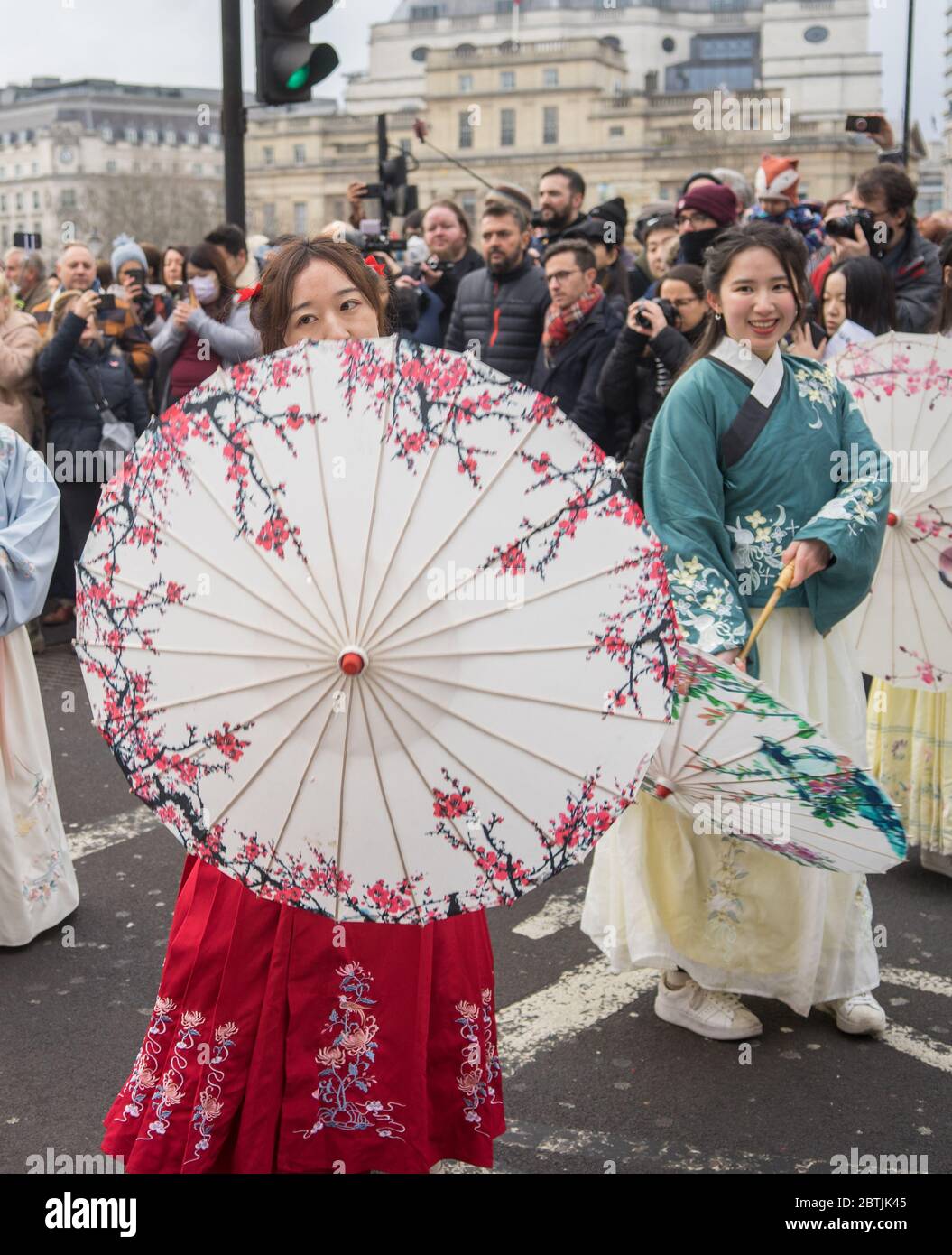 Occhi della signora che si affaccia sulla cima di un ombrello che gira in frantumi. Festa di Capodanno cinese Parata. Londra Foto Stock