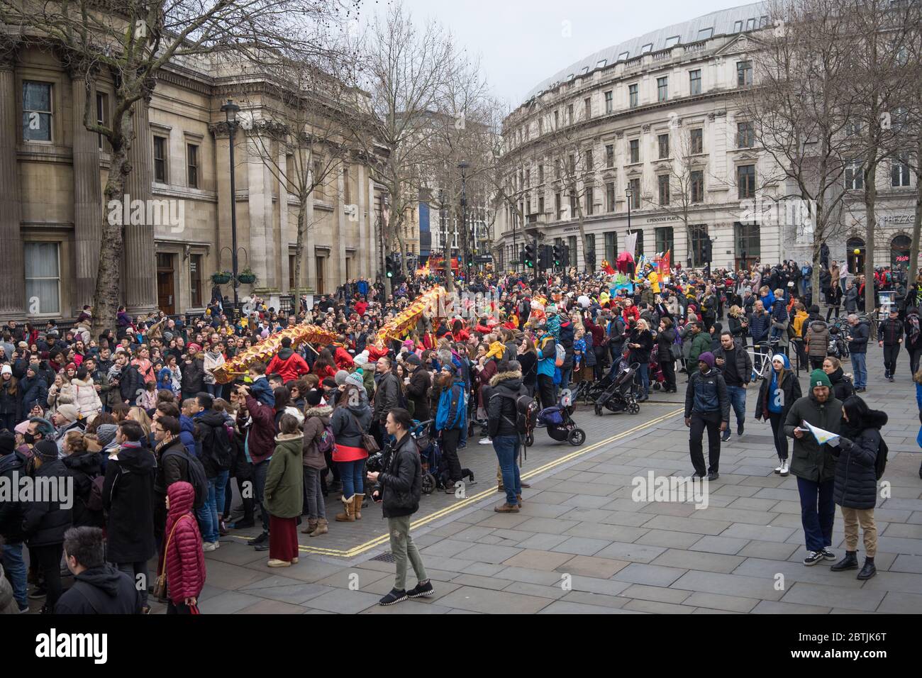 Grandi folle di persone lungo Charing Cross Road guardando la sfilata cinese di Capodanno. Londra Foto Stock