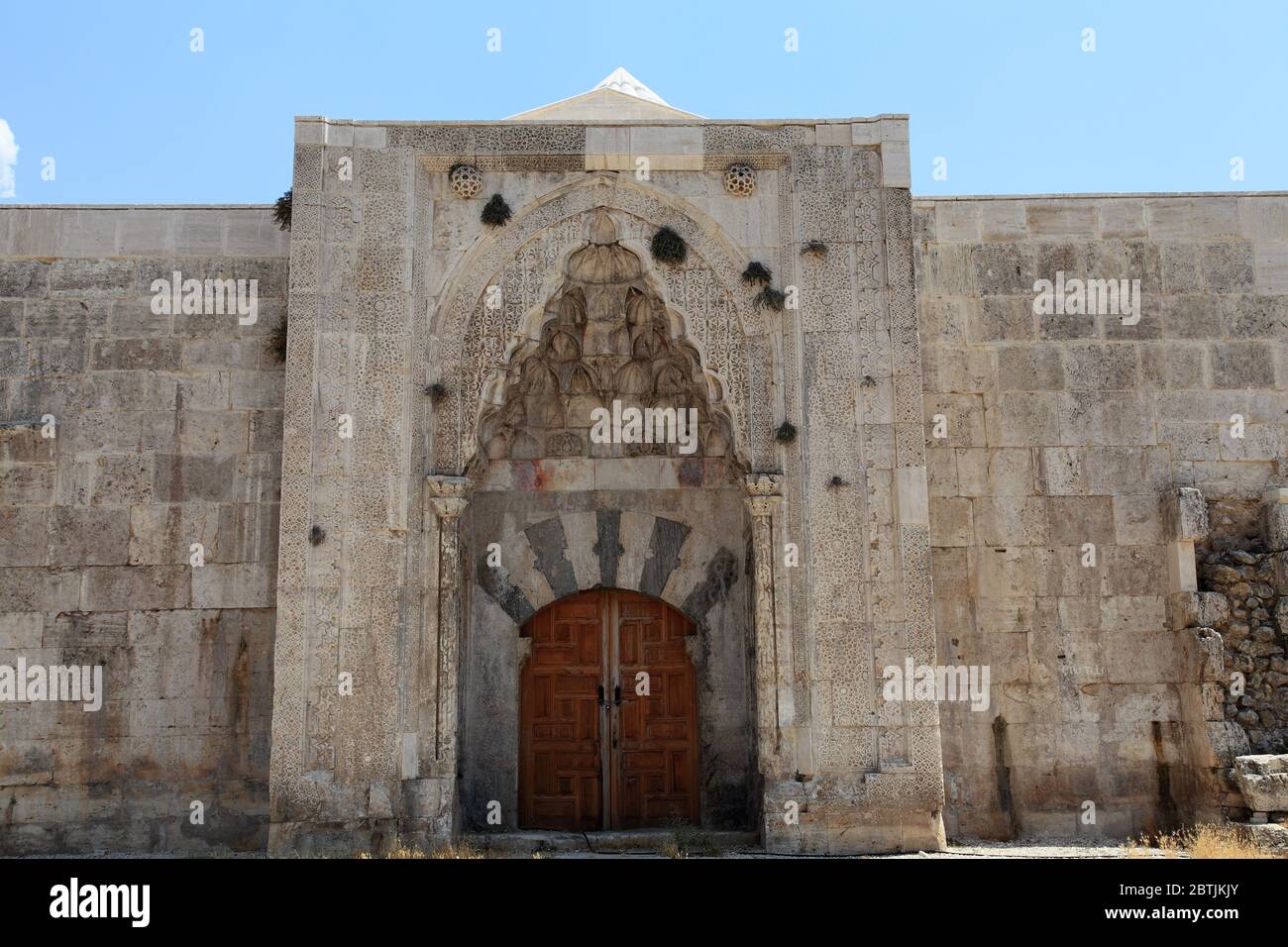 Susuz Caravanserai si trova nella città di Burdur in Turchia. Susuz Caravanserai periodo Seljuk Anatoliano, fu costruito nel 13 ° secolo. Foto Stock