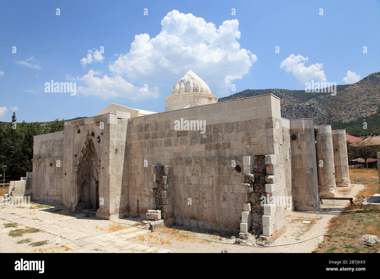 Susuz Caravanserai si trova nella città di Burdur in Turchia. Susuz Caravanserai periodo Seljuk Anatoliano, fu costruito nel 13 ° secolo. Foto Stock