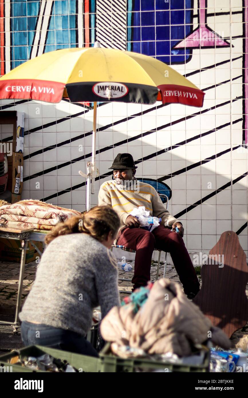 Lisbona è storia e contemporaneità, vecchia e nuova, chiara e scura, realtà e magia. Foto Stock