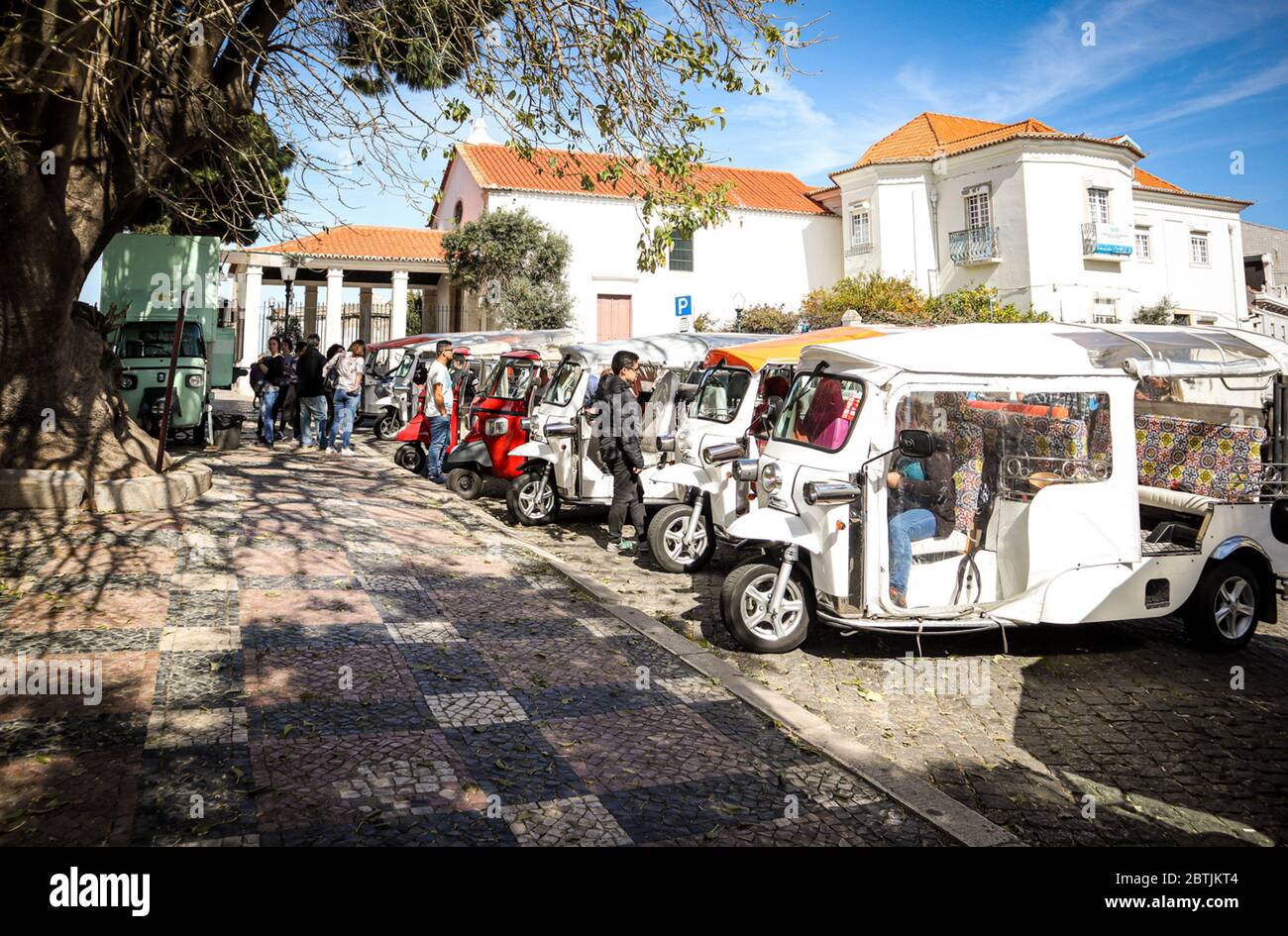 Lisbona è storia e contemporaneità, vecchia e nuova, chiara e scura, realtà e magia. Foto Stock