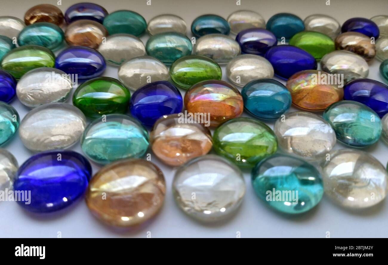 pietre trasparenti in vetro per decorazioni. cabochon in vetro, blu e verde. sfondo lucido astratto Foto Stock
