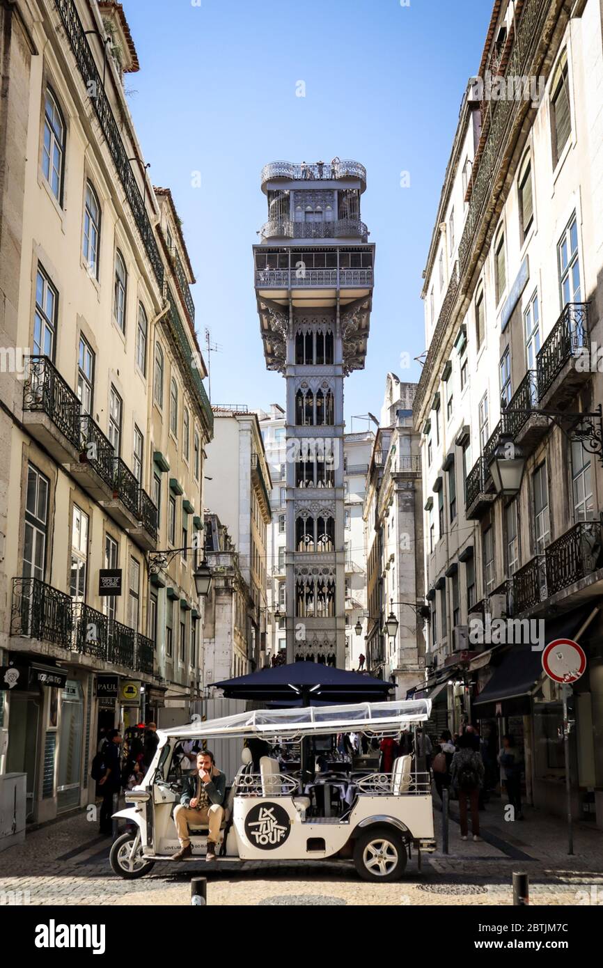 Lisbona è storia e contemporaneità, vecchia e nuova, chiara e scura, realtà e magia. Foto Stock