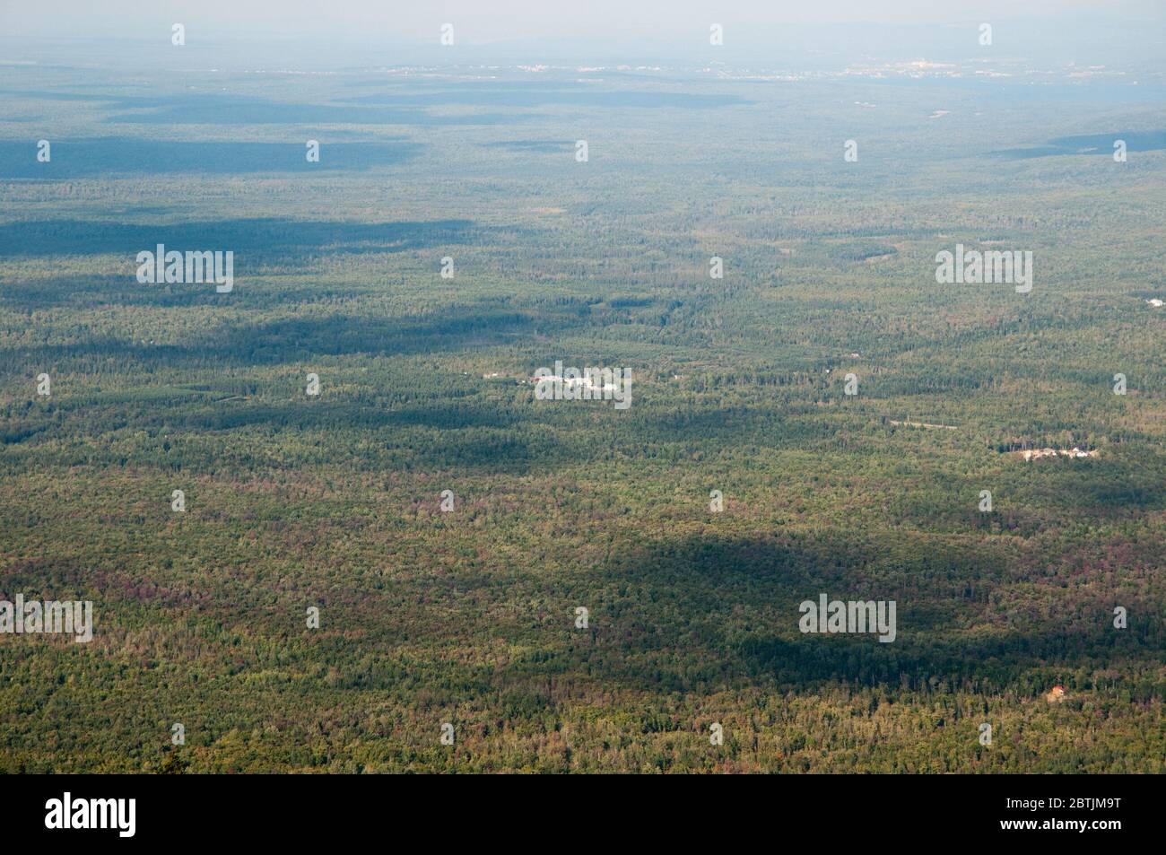 La vista da un punto di osservazione nel Parco Nazionale di Mont Megantic vicino Notre Dame des Bois a Estrie, Appalachia, Eastern Townships, Quebec, Canada. Foto Stock