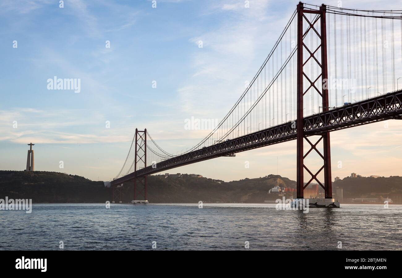 Lisbona è storia e contemporaneità, vecchia e nuova, chiara e scura, realtà e magia. Foto Stock