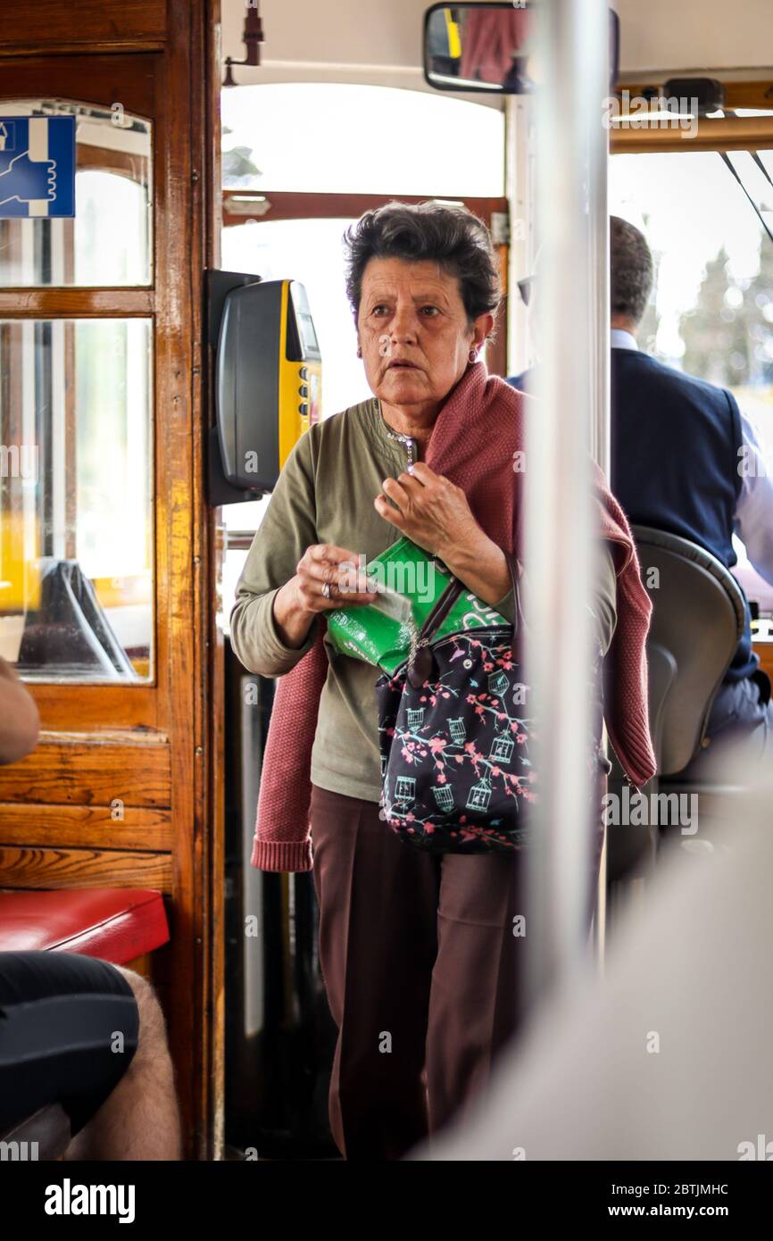 Lisbona è storia e contemporaneità, vecchia e nuova, chiara e scura, realtà e magia. Foto Stock