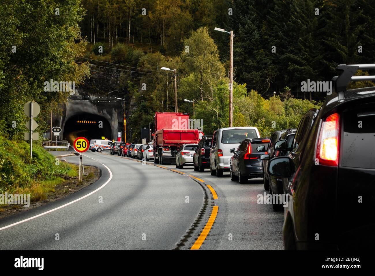 Norvegia, in attesa di un tunnel con molte altre auto, in quanto una delle corsie è chiusa a causa di lavori di costruzione Foto Stock