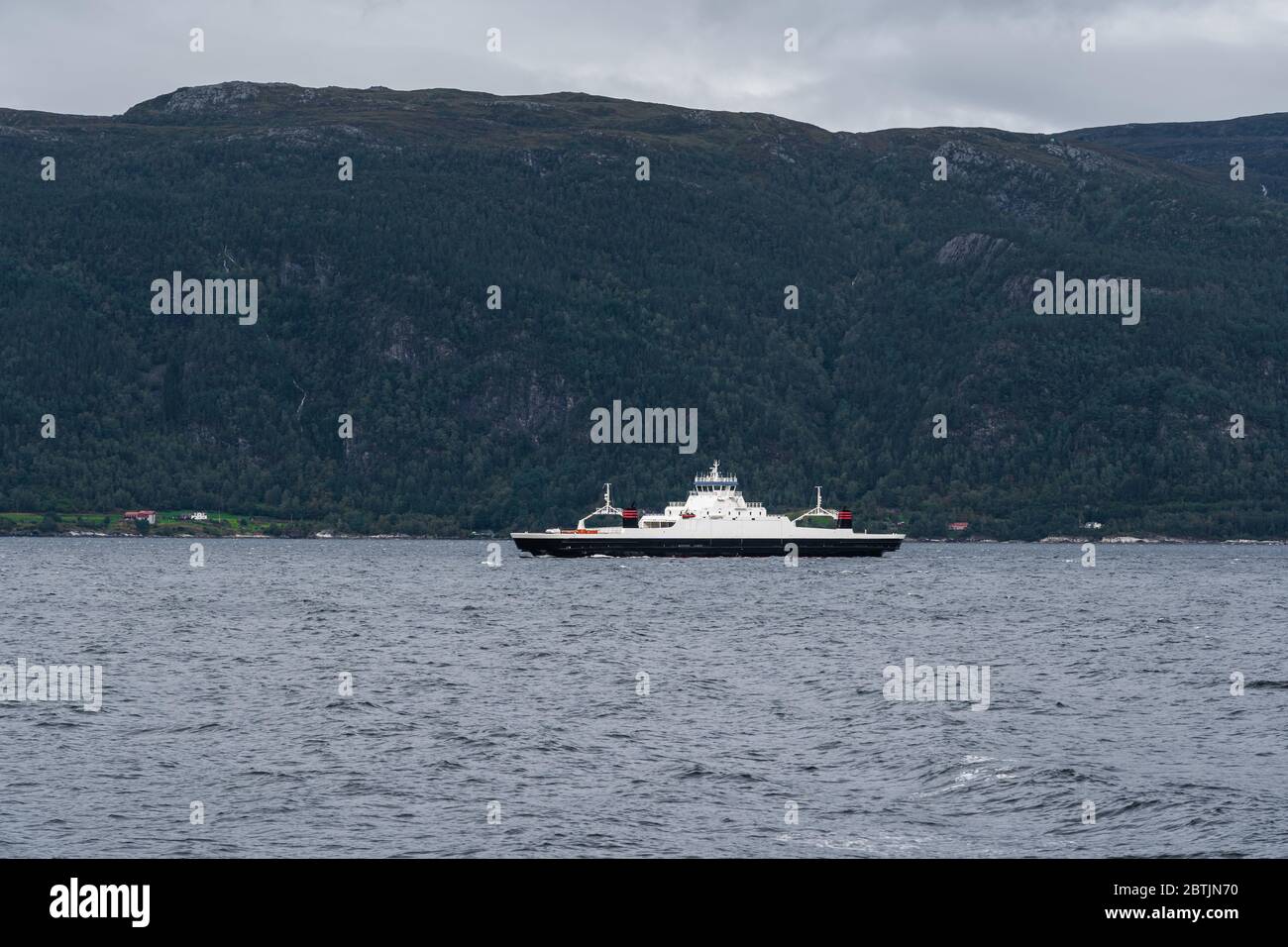 La Norvegia, uno dei numerosi traghetti che collegano la rete stradale dove i fiordi li interrompono Foto Stock