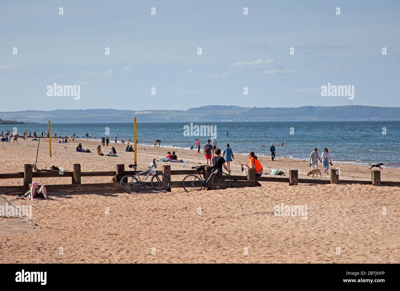 Portobello, Edimburgo, Scozia, Regno Unito. 26 maggio 2020. Atmosfera più rilassata al mare nel tardo pomeriggio, quando la Scozia si avvicina alla fine della fase 1 di Coronavirus Lockdown. Temperatura di 19 gradi e soleggiata. Le persone si divertono a sedersi sulla spiaggia sabbiosa con meno apprensione di essere spostati. Foto Stock