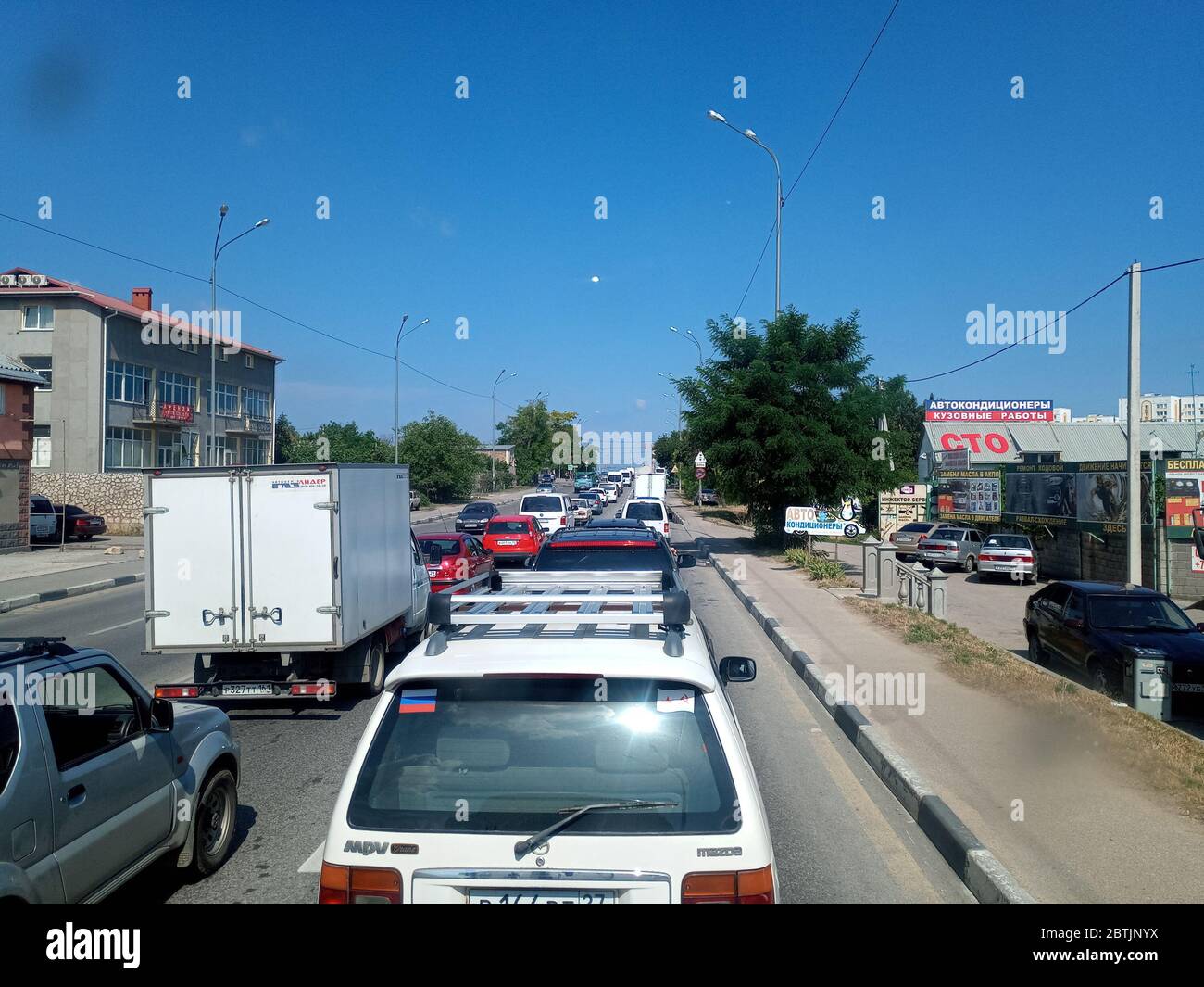 Taman, Russia - 9 giugno 2019: Ingorgo stradale, un sacco di auto in pista. Foto Stock