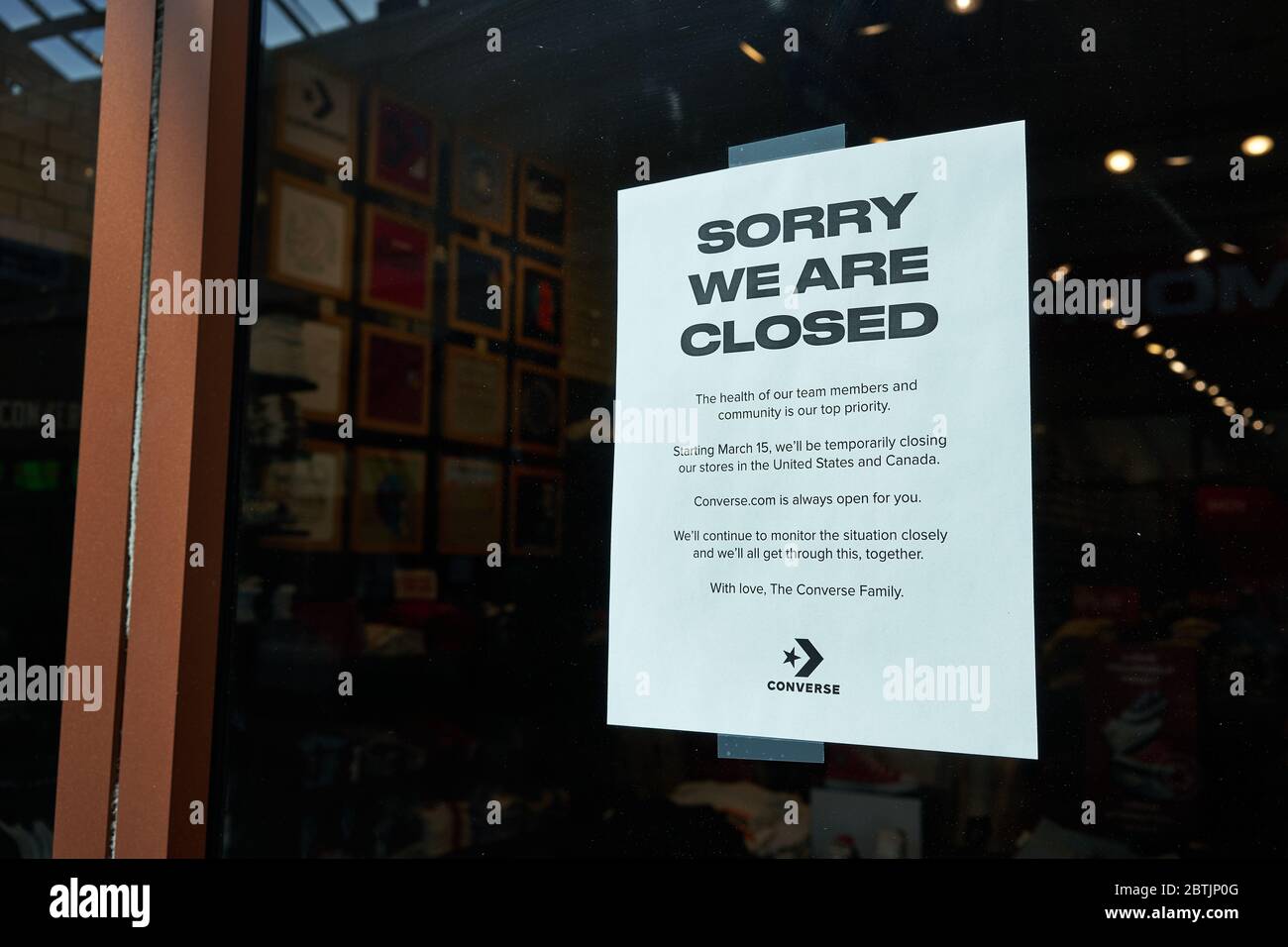 Un cartello chiuso è visibile in un negozio Converse nei Woodburn Premium Outlets in Oregon il fine settimana del Memorial Day durante la pandemia del coronavirus. Foto Stock