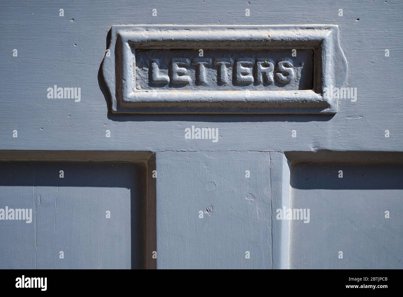 Scatola di lettere in una vecchia porta anteriore Foto Stock