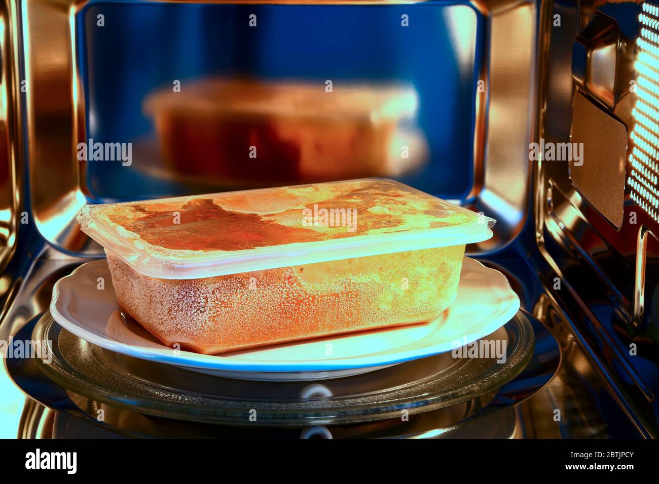 Pasto pronto al curry surgelato pronto per cucinare in un forno a microonde Foto Stock