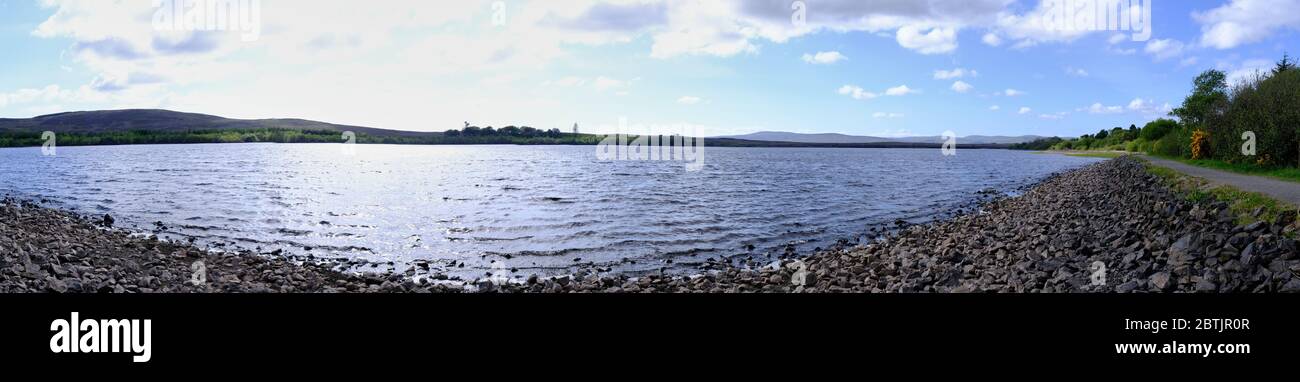 Un colpo della riva lough al lago artificiale dell'Irlanda del Nord, Lough FEA nella contea di Tyrone Foto Stock