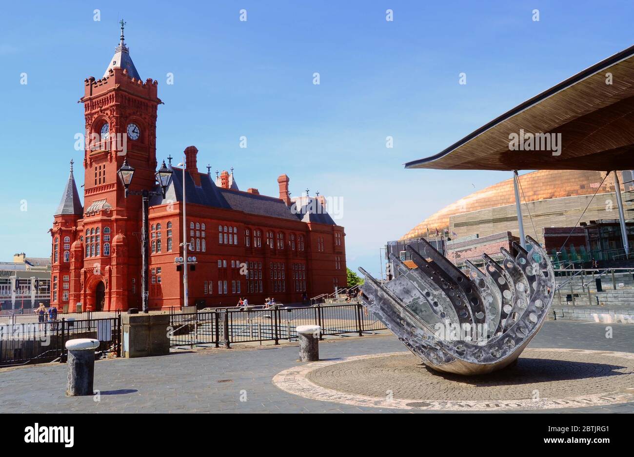 Il Pierhead Building, il Senedd (Assemblea gallese) Government Building e il memoriale di guerra del mercante Seaman, Cardiff Bay, Galles, Regno Unito. Foto Stock