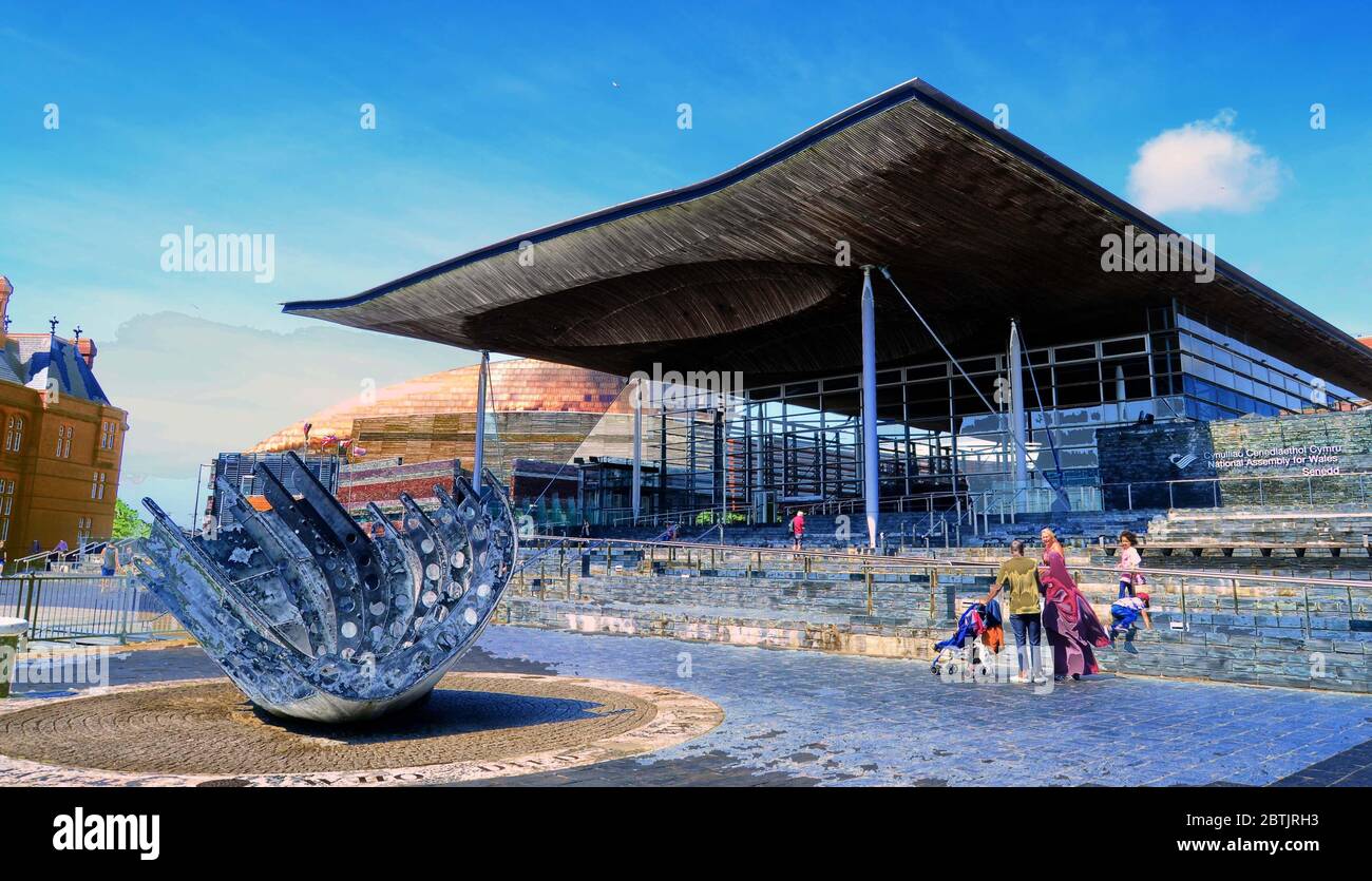 Il Palazzo del Governo Senedd (Assemblea gallese), il Pierhead Building e il memoriale di guerra del Merchant Seaman, Cardiff Bay, Galles, Regno Unito. Foto Stock