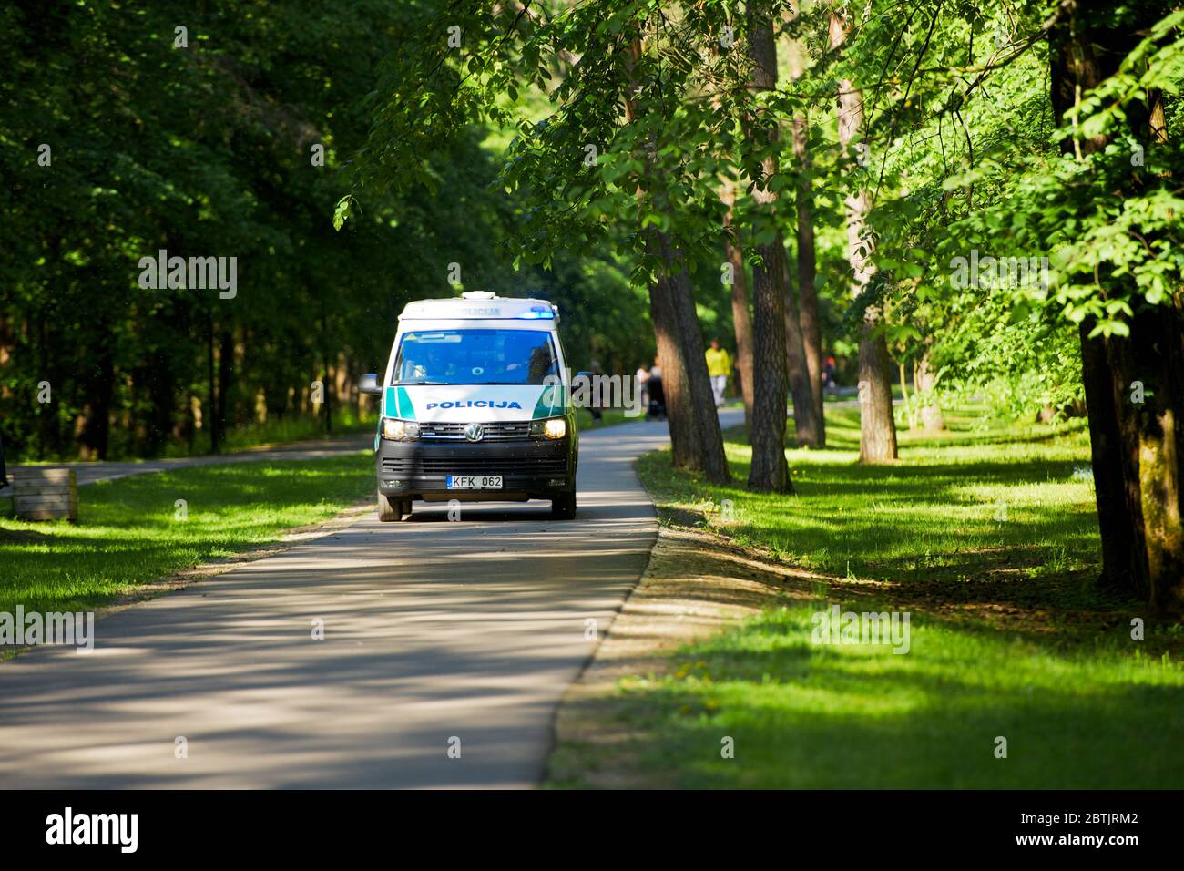 Un veicolo di polizia che va nel parco di Vingis a Vilnius, Lituania Foto Stock