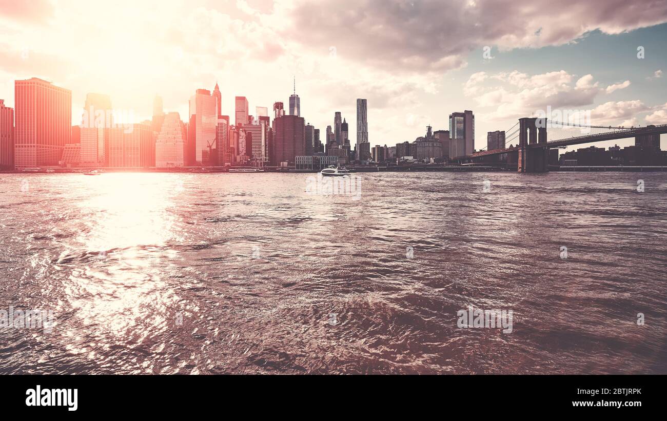 Skyline di New York City visto da Brooklyn al tramonto, tonalità colore applicate, Stati Uniti. Foto Stock