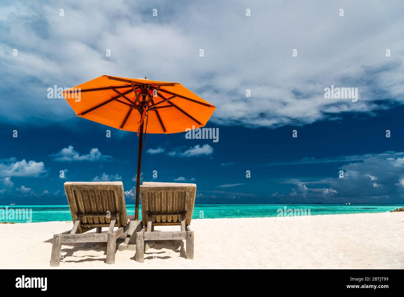 Vacanza in spiaggia in coppia, paesaggio tropicale esotico con cielo blu e sabbia bianca. Destinazione turistica estiva di lusso. Spiaggia scena, isola paradiso Foto Stock