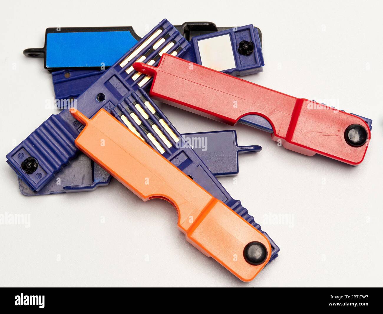 Pila di chiavi per contatore elettrico a pagamento anticipato. Foto Stock