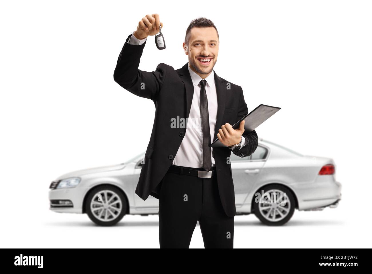 Uomo che tiene le chiavi dell'automobile da un'automobile argentata e da una cartella con un documento isolato su sfondo bianco Foto Stock