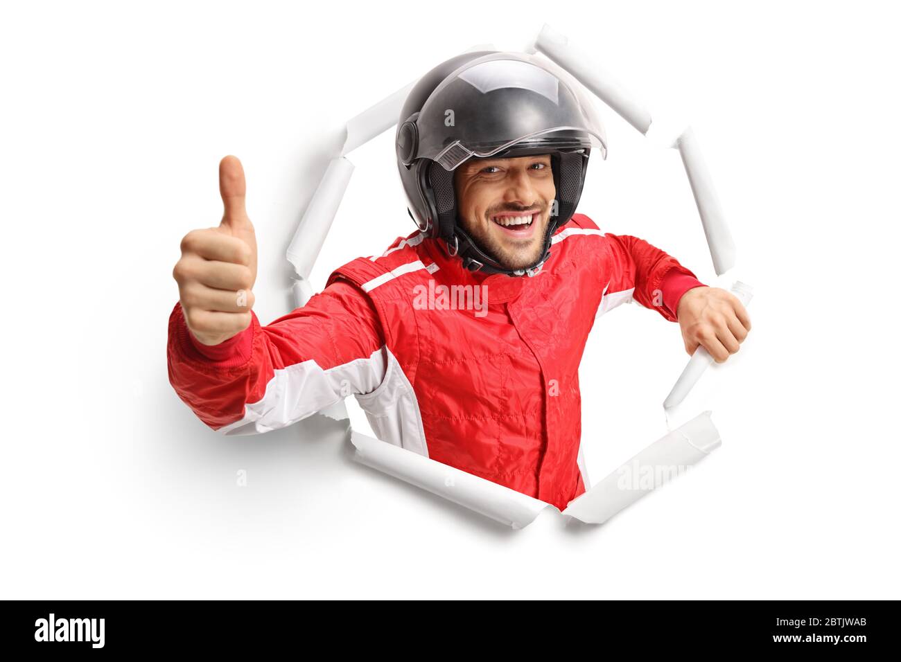 Buon pilota allegro con un casco che spazza attraverso un foro di carta strappato e mostra un pollice su isolato su sfondo bianco Foto Stock