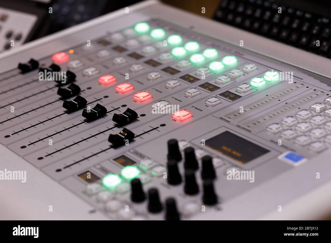 Console di mixaggio audio per trasmissioni digitali desktop. Messa a fuoco selettiva. Foto Stock