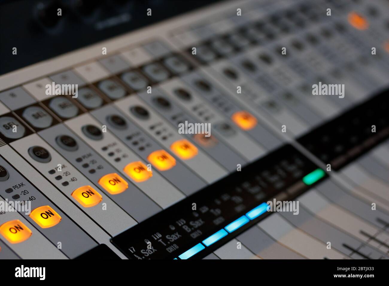 Console di mixaggio audio digitale presso lo studio di registrazione. Messa a fuoco selettiva. Foto Stock