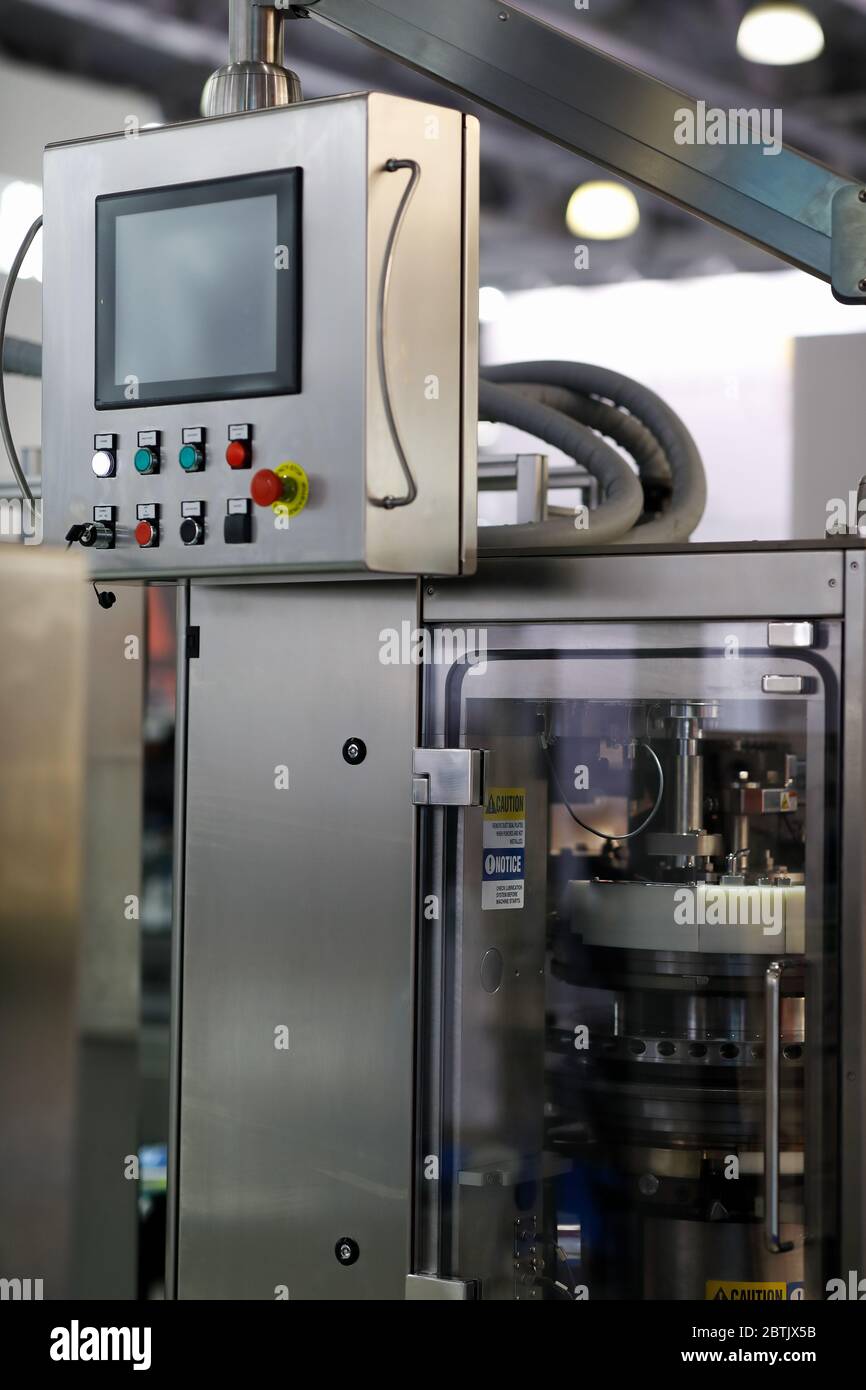 Macchina di riempimento automatica in uno stabilimento farmaceutico. Messa a fuoco selettiva. Foto Stock