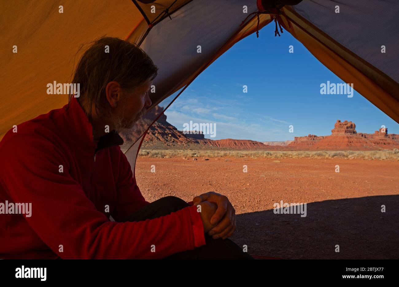 UT00624-00...UTAH - Tom Kirkenall guardando fuori dalla sua tenda in un campeggio disperso nella Valle degli dei, un'area di critica preoccupazione ambientale Foto Stock